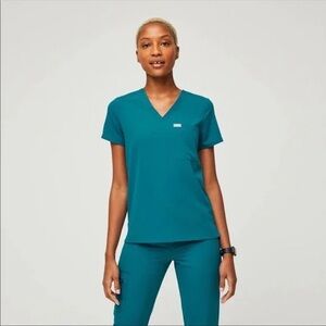 Figs Set Pacific Blue: Catrina One Pocket Scrub Top and Zamora Jogger